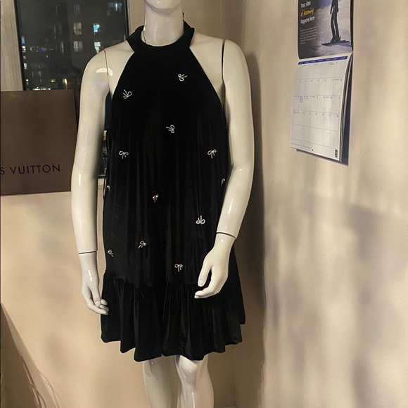 Elegant Black Velvet Dress with Embellishments - Picture 10 of 12